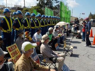 沖縄10　2.15 昼の座り込みに約40人.jpg